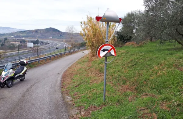 Na Parenzanu so neznanci  poškodovali prometno signalizacijo.