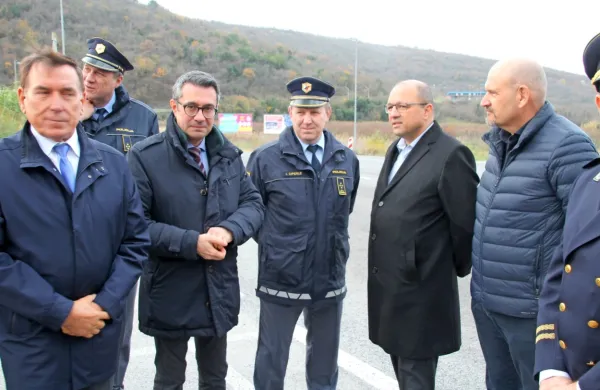 Direktor koprske policijske uprave Igor Ciperle (tretji z leve) je 
gostil vodjo tržaške mobilne enote Giovannija Cucitija (drugi z 
leve) in druge visoke goste iz Trste, Istre in Kvarnerja. 