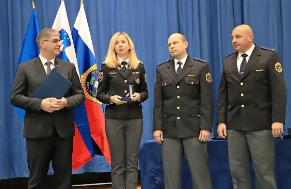 Minister Boštjan Poklukar in generalna direktorica Tatjana Bobnar sta medaljo za požrtvovalnost 
izročila Marku Jakcu  (tretji z leve) in Marku Kočarju (prvi z desne).