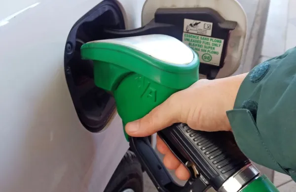 Liter 95-oktanskega bencina se je na bencinskih servisih zunaj 
omrežja avtocest in hitrih cest opolnoči pocenil za 1,9 centa na 
1,282 evra.