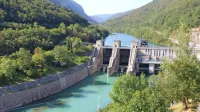 HE Solkan (na sliki) je ena od petih velikih hidroelektrarn na Soči, 
s katerimi upravlja družba Soške elektrarne.