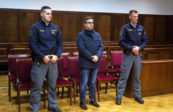 Aleksandra Vettorazzija (med  pravosodnima policistoma) so 
včeraj na koprsko sodišče pripeljali iz pripora, v katerem je od 
septembra. 