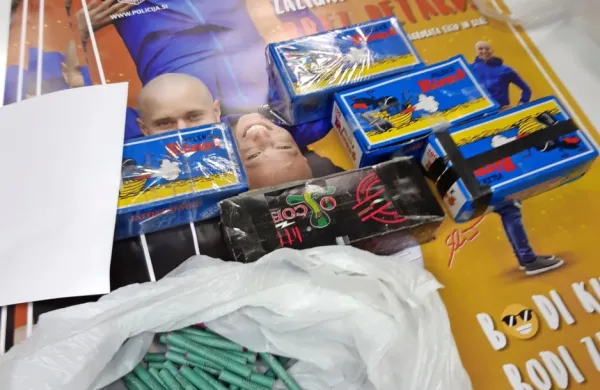 Gorenjski policisti so v torek zasegli 452 petard tipa pirat in cobra, 
katerih posest, prodaja in uporaba je prepovedana.