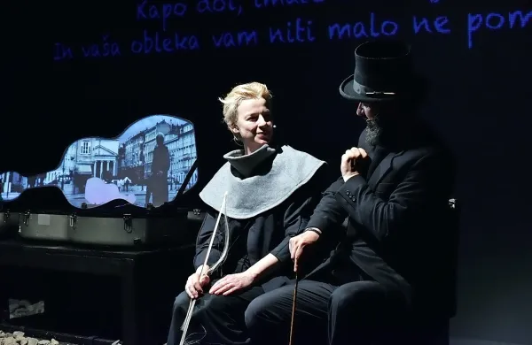Deklica s strunami bo poetično odprla novo leto v SSG z Barbaro 
Cerar. 