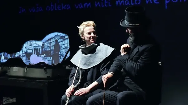 Deklica s strunami bo poetično odprla novo leto v SSG z Barbaro 
Cerar. 
