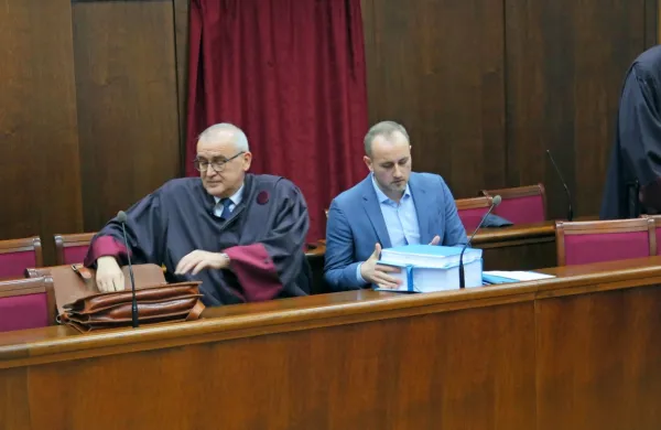 Soobtoženi Dejan Šurbek z odvetnikom Janezom Koščakom