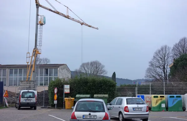 Dotrajan prizidek  iz osemdesetih let so  porušili, novega s petimi 
učilnicami naj bi ob  stari telovadnici zgradili v prihodnjem letu.   