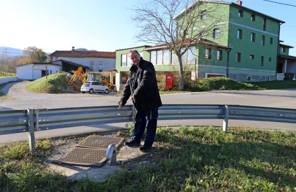 Mitja Volk ob črpališču nove kanalizacije, v ozadju njegova  hiša