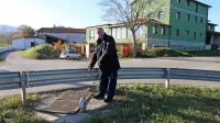 Mitja Volk ob črpališču nove kanalizacije, v ozadju njegova  hiša
