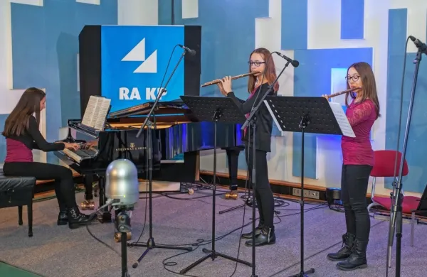 Trio Amicus Glasbene šole Ajdovščina je v v studiu Hendrix na 
Radiu Koper v oddaji Klasično, mladostno in … živo! nastopil 
februarja lani.