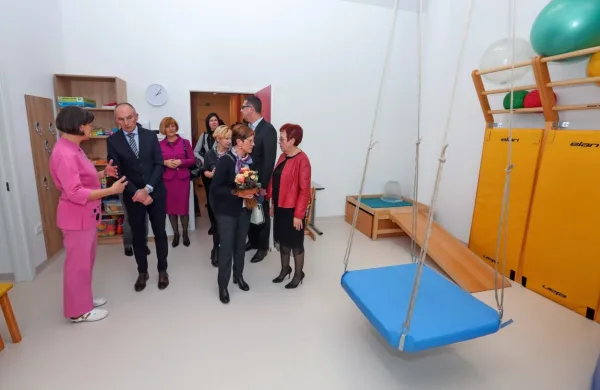 Današnjega odprtja  novih prostorov koprske razvojne ambulante 
sta se udeležila tudi zdravstveni minister Aleš Šabeder (levo) in 
koprski župan Aleš Bržan (v ozadju). 