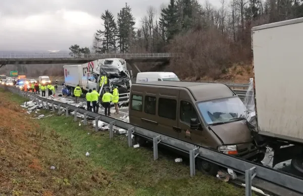 Jutranja svetloba je razkrila grozljiv prizor nove cestne tragedije:  
vojaški kombi v prikolici prvega, avto pod prikolico drugega  
tovornjaka, ob njem pa je ležal mrtev Celjan.

