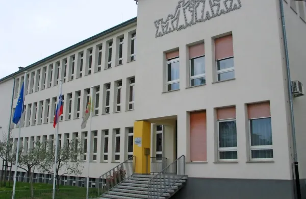 Na šoli so ukrepali zoper učence, ki so kadili marihuano, in 
poostrili nadzor. 