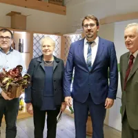 Dr. Marinka Kogoj Osvald in dr. Jože Osvald  z županom Tadejem  Beočaninom in  Janezom Furlanom.