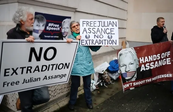 Assangeovi podporniki pred londonskim sodiščem Westminster 
Magistrates Court