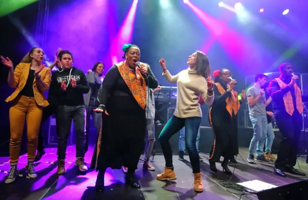 Harlem Gospel Choir je pred letom dni navdušil na koncertu v dvorani koprske osnovne šole  in na 
oder potegnil tudi več obiskovalcev. 