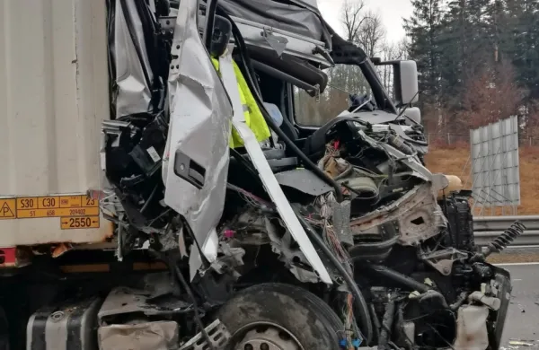 Voznik drugega tovornjaka je spregledal, da se tovornjak pred 
njim ustavlja. 