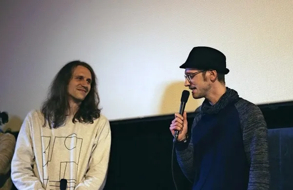 Jan Mozetič (levo) je  na projekciji v goriški Hiši filma svoj Miren 
dan predstavil v pogovoru z Aljažem Škrlepom iz Kinoateljeja.  