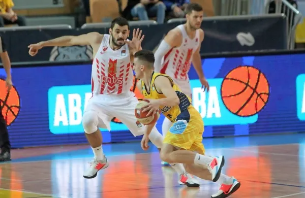 Današnji obračun 12. kroga lige ABA je po pričakovanjih pripadel 
beograjski Crveni zvezdi, ki je v koprski Bonifiki ugnala oslabljene 
domačine z 90:78.
