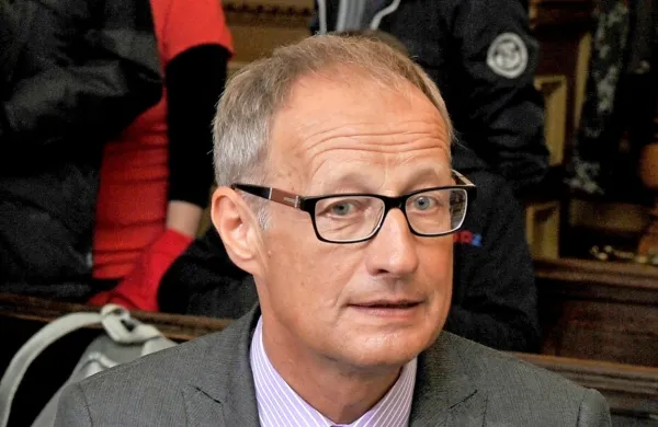 Nekdanjemu predsedniku uprave Merkurja Binetu Kordežu so po 
poročanju spletnega Dela odobrili prošnjo za pogojni izpust in je 
že zapustil zapor na Dobu.