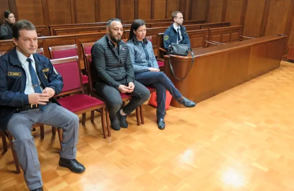 Romunu Aurelu Donoseju tožilstvo očita kaznivi dejanji trgovine z 
ljudmi in preprodaje prepovedanih drog. 