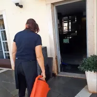 Spet je poplavilo piranski Tartinijev trg, zaposlena v gostinskem 
lokalu Hotela Tartini  je povedala, da je bilo vode, kolikor je visoka 
zapornica - deska na vratih.