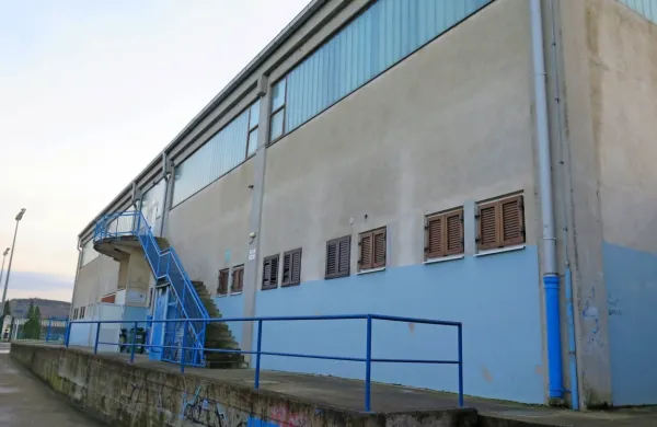 Izolska občina je skupaj s Centrom za kulturo, šport in prireditve 
Izola danes uradno odprla delno prenovljene prostore športne 
dvorane na Kraški ulici.