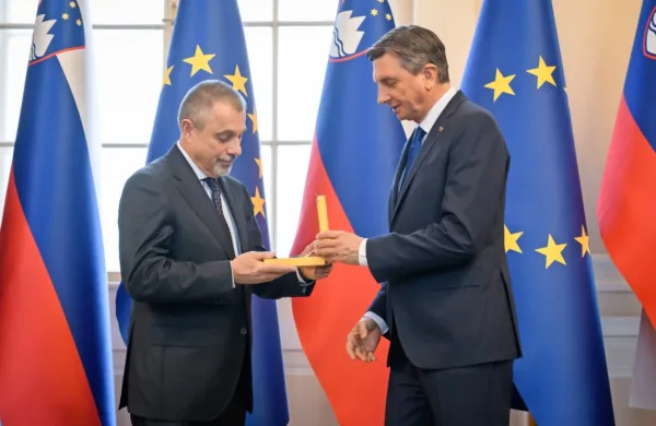 Peter Jambrek je zlati red za zasluge prejel za svoj prispevek k 
ustanovitvi slovenske države ter k razvoju ustavnosti in ustavnopravne znanosti.