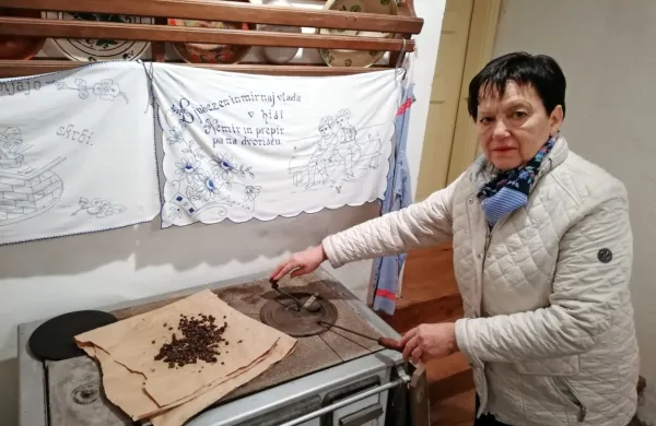 Milojka Primc prikazuje, kako so včasih pražili kavo z brštulinom.