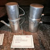 Mašinci za kafe na pritisk, predhodnici današnjih espresso aparatov za kavo, ki ju hrani Rihard Baša. 

