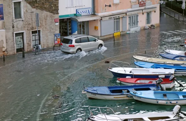 Težave z visokim plimovanjem so v Piranu imeli že v nedeljo in 
ponedeljek, a večje škode poplavljanje morja ni povzročilo.