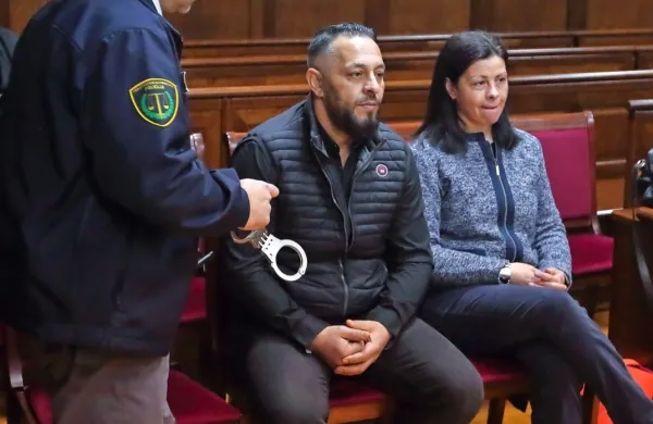 Romuna Aurela Donosa (ob njem pravosodni policist in sodna prevajalka)  so včeraj tako kot oba 
soobtožena pripeljali iz  pripora, v katerem so tudi Jože Kojc, Dejan Šurbek in Vesna Ternovec.   