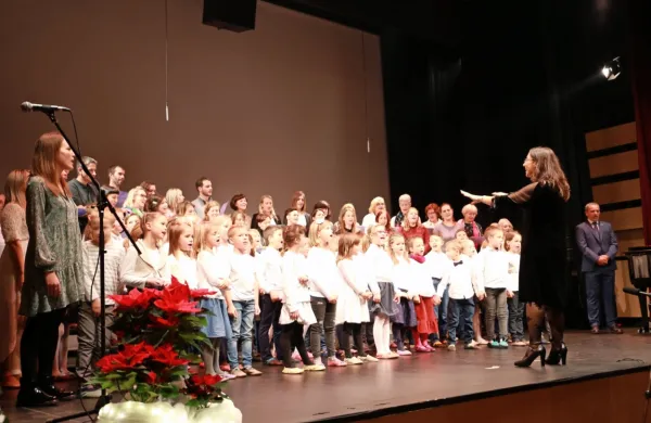 V  kulturnem programu so nastopili učenci, učitelji in starši. 