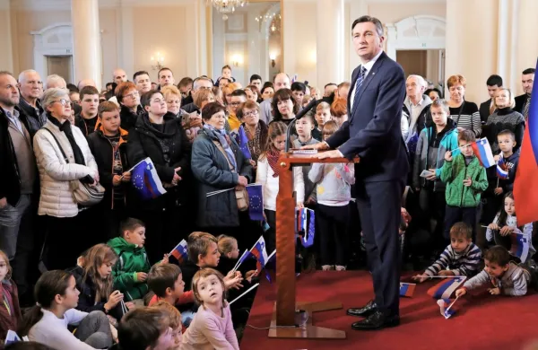 Doslej je po navedbah urada predsednika republike predsedniško 
palačo ob državnih praznikih obiskalo že blizu 25.000 obiskovalcev vseh starosti, tudi iz tujine.
