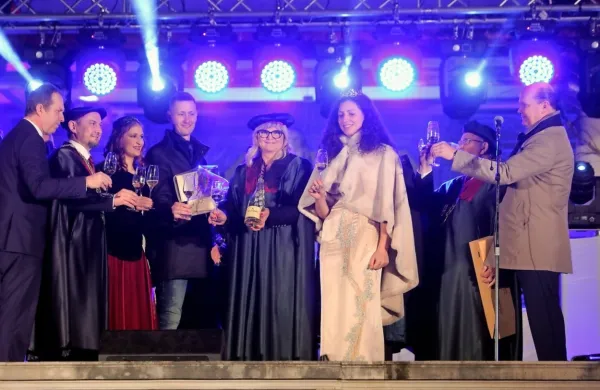 Tarasu Gašparinu (četrti z leve) so za zmagovalno penino nazdravili (z desne): piranski župan Đenio Zadković, vinski vitez Livij 
Jakomin, slovenska vinska kraljica Meta Frangež, predsednica 
Društva vinarjev slovenske Istre Ingrid Mahnič, istrska vinska 
kraljica Tea Ivančič, konzul istrsko-kraškega omizja Slovenskega 
reda vitezov vina Gašpar Gašpar Mišič in direktor Turističnega 
združenja Portorož Igor Novel.