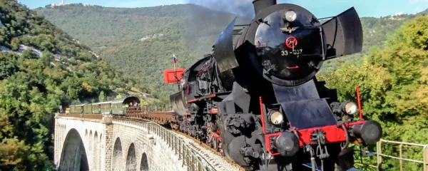 Parni vlak na Bohinjski progi je prvovrstna turistična atrakcija. 
