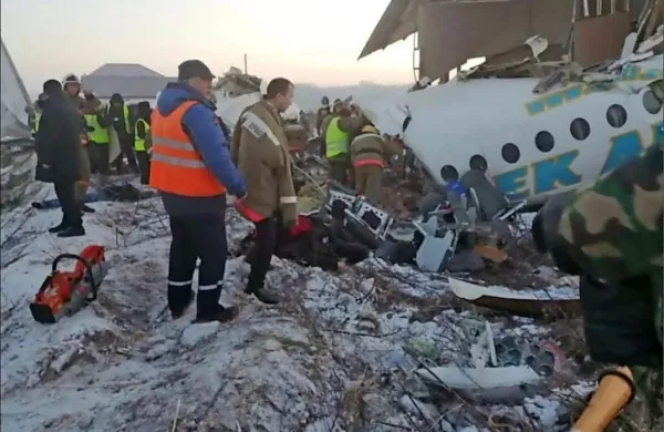 Letalo Fokker 100 s 103 potniki in člani posadke je treščilo v 
stanovanjsko zgradbo.
