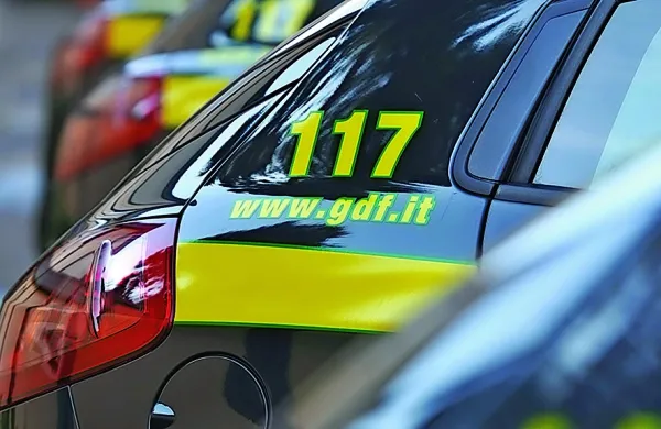 Romunski voznik kombija v torek zgodaj zjutraj ni upošteval 
ukazov italijanskih finančnih stražnikov in je zapeljal v Slovenijo, 
tam pa so mu finančni stražniki sledili vse do   Ajdovščine.