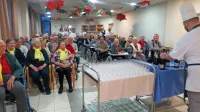 Starostniki doma Bor so nazdravili novemu letu, v katerem jih 
čaka, tako kot v večini domov, podražitev oskrbnin.