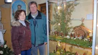 Avtorja razstave jaslic v kapeli Marije Pomočnice v Lokvi Irena in 
Srečko Rože iz Vojaškega muzeja Tabor 