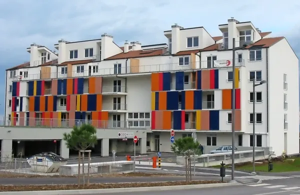 V naslednjih mesecih nameravajo v Izoli urediti še najmanj osem 
stanovanj, in sicer na Južni cesti 20 (na fotografiji) in v Smrekarjevi 
ulici 52.  