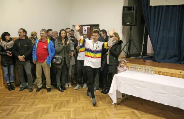 Takole se je svetovni prvak Anže Petrič veselil sprejema v 
domačem Gradišču.