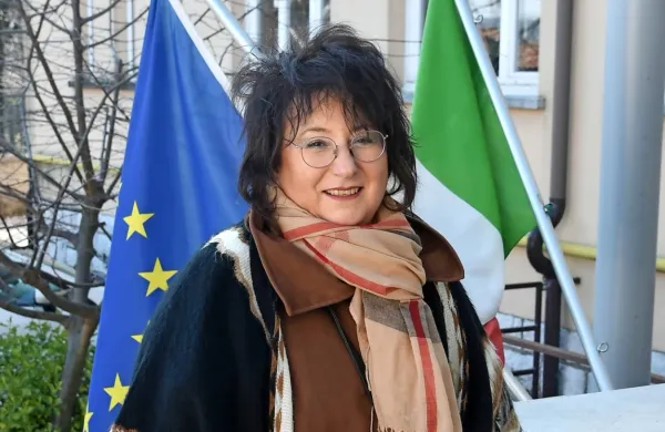 Senatorka Tatjana Rojc je kritična glede centrov za vračanje 
migrantov v FJK. Razmere v nedavno odprtem centru v Gradišču 
ob Soči so po njenih besedah primerljive z zaporom.