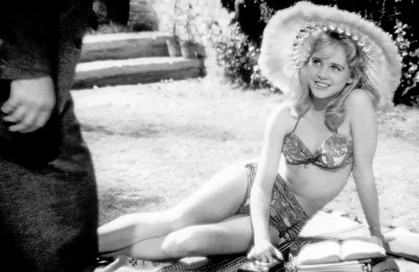 V starosti 73 let je umrla igralka Sue Lyon, ki je pri 14 letih odigrala 
naslovno vlogo v filmski priredbi kontroverznega romana Lolita 
ruskega pisatelja Vladimirja Nabokova.