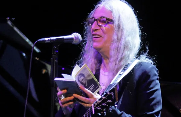 Patti Smith   je  konec novembra svoj drugi tržaški koncert v 
Rossettijevem gledališču odprla z recitacijo  Kosovelove pesmi 
Majhen plašč.