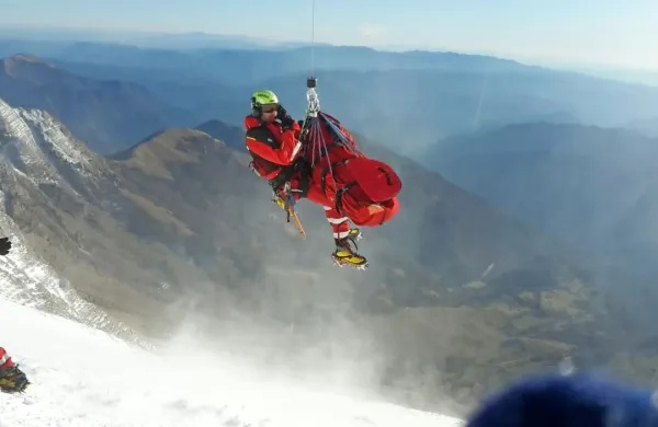 Poneserčenko so komaj pripeli na jeklenico in jo dvignili v 
helikopter. 