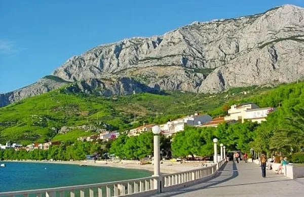 V gorovju Biokovo nad hrvaškim turističnim mestom Makarska 
gradijo razgledno ploščad v obliki podkve s steklenimi tlemi in 
zaščitno ograjo. 