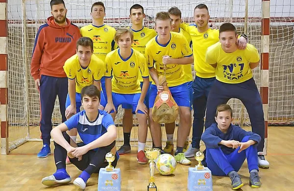 Na festivalu malega nogometa na Škofijah je v kategoriji do 19 let 
zmagala ekipa Bronxa.