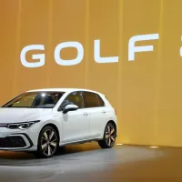 Volkswagen golf v osmi izdaji k nam prihaja sredi marca, kmalu za 
njim še številne druge izvedbe, kot so karavan, GTI, GTD in druge. 
Osnovna cena naj bi bila pri nas postavljena tik pod 20 tisočaki.
