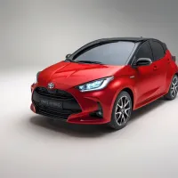 Povsem prenovljena Toyota yaris bo za slovenske kupce na voljo 
šele v prvih jesenskih dneh prihodnjega leta. V prvi vrsti bodo 
poudarek namenjali hibridno gnani verziji. 